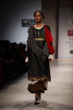 Model walks the ramp for Anju Modi at Wills Lifestyle India Fashion Week Autumn Winter 2012 Day 1 on 15th Feb 2012 (66).JPG