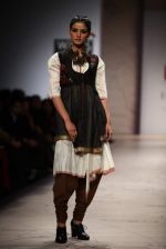 Model walks the ramp for Anju Modi at Wills Lifestyle India Fashion Week Autumn Winter 2012 Day 1 on 15th Feb 2012 (69).JPG