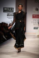 Model walks the ramp for Anju Modi at Wills Lifestyle India Fashion Week Autumn Winter 2012 Day 1 on 15th Feb 2012 (75).JPG