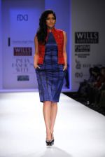 Model walks the ramp for Chandrani Singh Flora, Kartikeya, Isha, Dhruv at Wills Lifestyle India Fashion Week Autumn Winter 2012 Day 2 on 16th Feb 201 (148).JPG