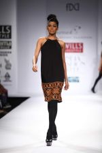 Model walks the ramp for Mynah_s Reynu Tandon at Wills Lifestyle India Fashion Week Autumn Winter 2012 Day 5 on 19th Feb 2012 (21).JPG