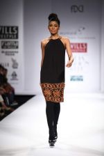 Model walks the ramp for Mynah_s Reynu Tandon at Wills Lifestyle India Fashion Week Autumn Winter 2012 Day 5 on 19th Feb 2012 (22).JPG