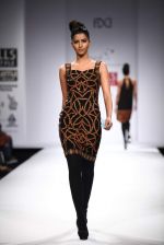 Model walks the ramp for Mynah_s Reynu Tandon at Wills Lifestyle India Fashion Week Autumn Winter 2012 Day 5 on 19th Feb 2012 (26).JPG