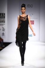 Model walks the ramp for Mynah_s Reynu Tandon at Wills Lifestyle India Fashion Week Autumn Winter 2012 Day 5 on 19th Feb 2012 (28).JPG