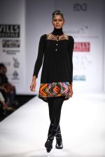 Model walks the ramp for Mynah_s Reynu Tandon at Wills Lifestyle India Fashion Week Autumn Winter 2012 Day 5 on 19th Feb 2012 (36).JPG