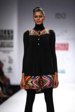 Model walks the ramp for Mynah_s Reynu Tandon at Wills Lifestyle India Fashion Week Autumn Winter 2012 Day 5 on 19th Feb 2012 (37).JPG