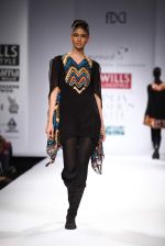 Model walks the ramp for Mynah_s Reynu Tandon at Wills Lifestyle India Fashion Week Autumn Winter 2012 Day 5 on 19th Feb 2012 (39).JPG