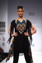 Model walks the ramp for Mynah_s Reynu Tandon at Wills Lifestyle India Fashion Week Autumn Winter 2012 Day 5 on 19th Feb 2012 (41).JPG