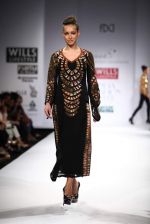 Model walks the ramp for Mynah_s Reynu Tandon at Wills Lifestyle India Fashion Week Autumn Winter 2012 Day 5 on 19th Feb 2012 (85).JPG