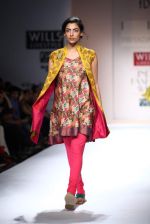 Model walks the ramp for Priyadarshini Rao, Sonam Dubal at Wills Lifestyle India Fashion Week Autumn Winter 2012 Day 4 on 18th Feb 2012 (2).JPG