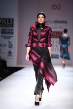 Model walks the ramp for Rahul Mishra at Wills Lifestyle India Fashion Week Autumn Winter 2012 Day 4 on 18th Feb 2012 (65).JPG
