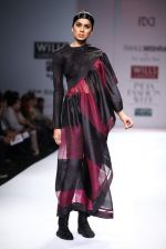 Model walks the ramp for Rahul Mishra at Wills Lifestyle India Fashion Week Autumn Winter 2012 Day 4 on 18th Feb 2012 (84).JPG