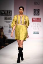 Model walks the ramp for Raj Shroff, Rehane at Wills Lifestyle India Fashion Week Autumn Winter 2012 Day 5 on 19th Feb 2012 (71).JPG