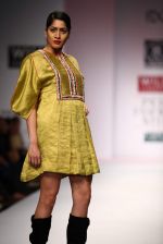 Model walks the ramp for Raj Shroff, Rehane at Wills Lifestyle India Fashion Week Autumn Winter 2012 Day 5 on 19th Feb 2012 (73).JPG