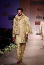 Model walks the ramp for Rocky S at Wills Lifestyle India Fashion Week Autumn Winter 2012 Day 4 on 18th Feb 2012 (32).JPG