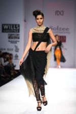 Model walks the ramp for Sulakshana, Tanvi Kedia at Wills Lifestyle India Fashion Week Autumn Winter 2012 Day 5 on 19th Feb 2012 (54).JPG
