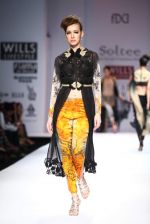 Model walks the ramp for Sulakshana, Tanvi Kedia at Wills Lifestyle India Fashion Week Autumn Winter 2012 Day 5 on 19th Feb 2012 (56).JPG