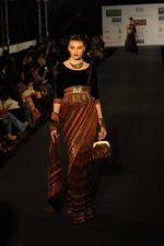 Model walks the ramp for Tarun Tahiliani at Wills Lifestyle India Fashion Week Autumn Winter 2012 Day 2 on 16th Feb 2012 (75).JPG
