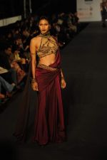 Model walks the ramp for Tarun Tahiliani at Wills Lifestyle India Fashion Week Autumn Winter 2012 Day 2 on 16th Feb 2012 (76).JPG