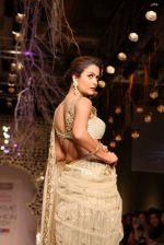 Amrita Arora walk the ramp for Vikram Phadnis Show at lakme fashion week 2012 on 2nd March 2012 (50).JPG