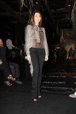 Karisma Kapoor at Vikram Phadnis Show at lakme fashion week 2012 on 2nd March 2012 (15).JPG