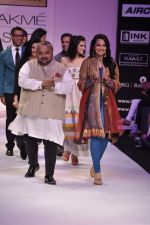 Sonakshi Sinha walk the ramp for Karmik Show at lakme fashion week 2012 Day 4 in Grand Hyatt, Mumbai on 5th March 2012 (156).JPG