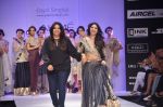 Tanisha Mukherjee walk the ramp for Payal Singhal Show at lakme fashion week 2012 Day 4 in Grand Hyatt, Mumbai on 5th March 2012 (21).JPG