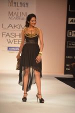 Madhoo Shah walk the ramp for Malini Agarwala Show at lakme fashion week 2012 Day 5 in Grand Hyatt, Mumbai on 6th March 2012 (87).JPG
