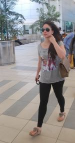Kareena Kapoor snapped at the airport in Mumbai on 13th March 2012 (4).JPG