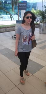 Kareena Kapoor snapped at the airport in Mumbai on 13th March 2012 (6).JPG