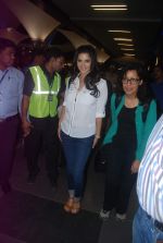 Sunny Leone Arrives in Mumbai For Jism 2 Shoot in Mumbai Airport on 14th March 2012 (11).JPG