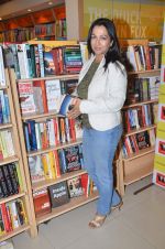 at the launch of Kiran Manrals book in Crossword, Juhu on 16th March 2012 (40).JPG