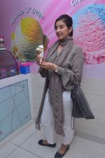 Manisha Koirala at Cuffe Parade Baskin Robbins ice cream outlet launch in WTC, Cuffe Parade on 19th March 2012 (38).JPG