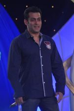 Salman Khan at IBN 7 Super Idols in Taj Land_s End on 20th March 2012 (86).JPG