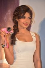 Priyanka Chopra launches Nikon 1 cameras in Mumbai on 21st March 2012 (64).JPG
