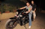 Saif Ali Khan takes a bike ride to promote agent vinod in Mumbai on 21st March 2012 (26).JPG