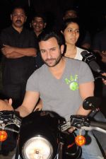 Saif Ali Khan takes a bike ride to promote agent vinod in Mumbai on 21st March 2012 (35).JPG