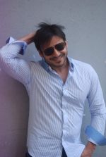 Vivek Oberoi snapped outside Tips office as he signs new film on 21st March 2012 (10).JPG