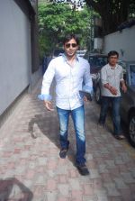 Vivek Oberoi snapped outside Tips office as he signs new film on 21st March 2012 (4).JPG