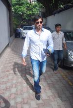 Vivek Oberoi snapped outside Tips office as he signs new film on 21st March 2012 (5).JPG