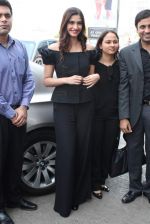 Sonam Kapoor at Loreal event in Mumbai on 22nd March 2012 (68).JPG