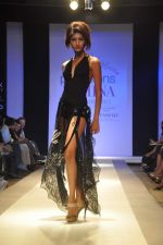Model walk the ramp for Staya Paul fashion show in Mumbai on 23rd March 2012 (5).JPG