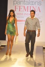 Model walk the ramp for Staya Paul fashion show in Mumbai on 23rd March 2012 (84).JPG