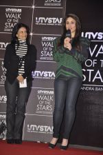 Kareena Kapoor unveil UTVstars Walk of the Stars in Taj Land_s End, Mumbai on 28th March 2012 (16).JPG