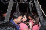 Akshay Kumar, Zarine Khan at Housefull 2 air balloon music promotions in Mumbai on 1st April 2012 (76).JPG