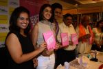 Ritesh Deshmukh and Genelia D Souza unveil Shakti Salgaonkar book in Crossword, Juhu, Mumbai on 1st April 2012 (14).JPG