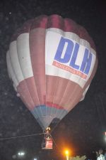 at Housefull 2 air balloon music promotions in Mumbai on 1st April 2012 (61).JPG