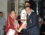 Dharmendra get Padma Awards on 4th April 2012 (3).jpg