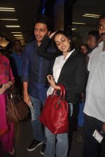 Ritesh Deshmukh, Genelia D Souza with Housefull 2 Stars snapped at Airport in Mumbai on 4th April 2012 (77).JPG