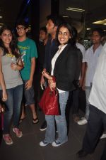 Ritesh Deshmukh, Genelia D Souza with Housefull 2 Stars snapped at Airport in Mumbai on 4th April 2012 (82).JPG